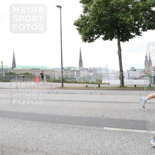 29.06.2025 - hella hamburg halbmarathon Lena Gebhardt http://msf.ph/oto/8285809 29.06.2025 10:55:21 Lombardsbrücke 1013, 1616, 1873, 1917, 2090, 2452, 3002, 3115, 3157, 3274, 3577, 4039, 4191, 4192, 4628, 5040, 5392, 5483, 5487, 5727, 6395, 6396, 6839, 6944, 7219, 7238, 7548, 7680, 7766, 8403, 8519, 8626, 9596, 9614, 9618, 9857, 9858, 10094, 10109, 10458, 10559, 10686, 10885, 11109, 11737, 11788, 11908, 12147, 12148, 12902, 13098, 13230, 13548, 13979, 13980, 14515, 14727, 15152, 15160, 16385 meine-sportfotos.de