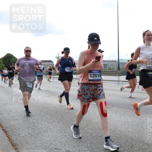 29.06.2025 - hella hamburg halbmarathon Lena Gebhardt http://msf.ph/oto/8285918 29.06.2025 10:35:36 Lombardsbrücke 1965, 9470, 17935, 12019, 4, 1788, 567, 1108, 1336, 1717, 1730, 1786, 1821, 2001, 2198, 2352, 2376, 2425, 2751, 2787, 2811, 2827, 3243, 3598, 3828, 3958, 3990, 4333, 4564, 4703, 4704, 4902, 4965, 5027, 5147, 5240, 5531, 5793, 6021, 6029, 6189, 6365, 6381, 6471, 6746, 6845, 6859, 6867, 7267, 7304, 7382, 7927, 8249, 8296, 8333, 8567, 9342, 9470, 9803, 9806, 9819, 10393, 10531, 10565, 10652, 11233, 11320, 11359, 11565, 11838, 11839, 11886, 12026, 12062, 12326, 12408 meine-sportfotos.de