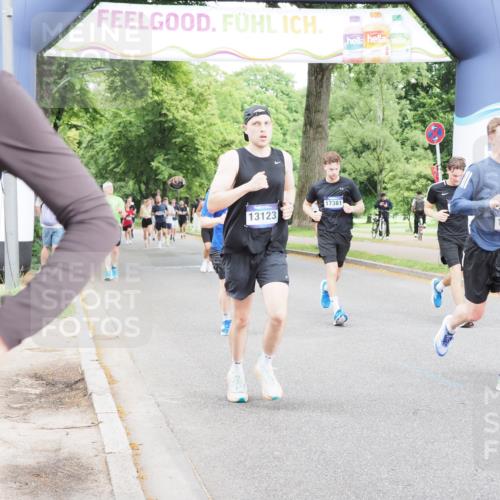 29.06.2025 - hella hamburg halbmarathon MichiJ http://msf.ph/oto/8285960 29.06.2025 10:32:58 Zwischen KM18-KM19 1520, 1600, 10064, 10313, 12154, 13123, 13996, 14351, 15334, 15666, 17381, 17382, 18513, 18806 meine-sportfotos.de