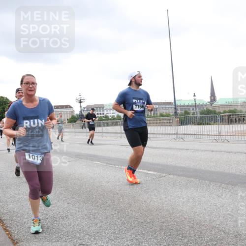 29.06.2025 - hella hamburg halbmarathon Lena Gebhardt http://msf.ph/oto/8285968 29.06.2025 10:55:21 Lombardsbrücke 7766, 1013, 1013, 1616, 1873, 1917, 2090, 2452, 3002, 3115, 3157, 3274, 3577, 4039, 4191, 4192, 4628, 5040, 5392, 5483, 5487, 5727, 6395, 6396, 6839, 6944, 7219, 7238, 7548, 7680, 7766, 8403, 8519, 8626, 9596, 9614, 9618, 9857, 9858, 10094, 10109, 10458, 10559, 10686, 10885, 11109, 11737, 11788, 11908, 12147, 12148, 12902, 13098, 13230, 13548, 13979, 13980, 14515, 14727, 15152, 15160, 16385 meine-sportfotos.de