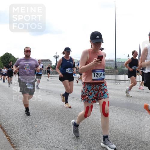 29.06.2025 - hella hamburg halbmarathon Lena Gebhardt http://msf.ph/oto/8285970 29.06.2025 10:35:36 Lombardsbrücke 4965, 17935, 12019, 17883, 127, 8567, 1108, 1336, 1717, 1730, 1786, 1821, 2001, 2198, 2352, 2376, 2425, 2751, 2787, 2811, 2827, 3243, 3598, 3828, 3958, 3990, 4333, 4564, 4703, 4704, 4902, 4965, 5027, 5147, 5240, 5531, 5793, 6021, 6029, 6189, 6365, 6381, 6471, 6746, 6845, 6859, 6867, 7267, 7304, 7382, 7927, 8249, 8296, 8333, 8567, 9342, 9470, 9803, 9806, 9819, 10393, 10531, 10565, 10652, 11233, 11320, 11359, 11565, 11838, 11839, 11886, 12026, 12062, 12326, 12408 meine-sportfotos.de
