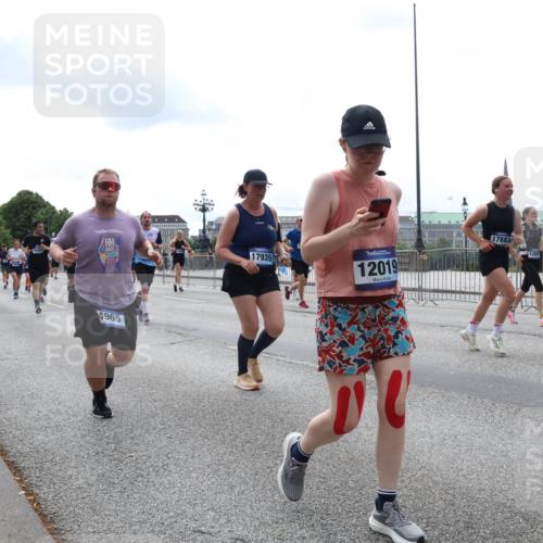 29.06.2025 - hella hamburg halbmarathon Lena Gebhardt http://msf.ph/oto/8286014 29.06.2025 10:35:36 Lombardsbrücke 11790, 17935, 12019, 4965, 17883, 1285, 8567, 1108, 1336, 1717, 1730, 1786, 1821, 2001, 2198, 2352, 2376, 2425, 2751, 2787, 2811, 2827, 3243, 3598, 3828, 3958, 3990, 4333, 4564, 4703, 4704, 4902, 4965, 5027, 5147, 5240, 5531, 5793, 6021, 6029, 6189, 6365, 6381, 6471, 6746, 6845, 6859, 6867, 7267, 7304, 7382, 7927, 8249, 8296, 8333, 8567, 9342, 9470, 9803, 9806, 9819, 10393, 10531, 10565, 10652, 11233, 11320, 11359, 11565, 11838, 11839, 11886, 12026, 12062, 12326, 12408 meine-sportfotos.de