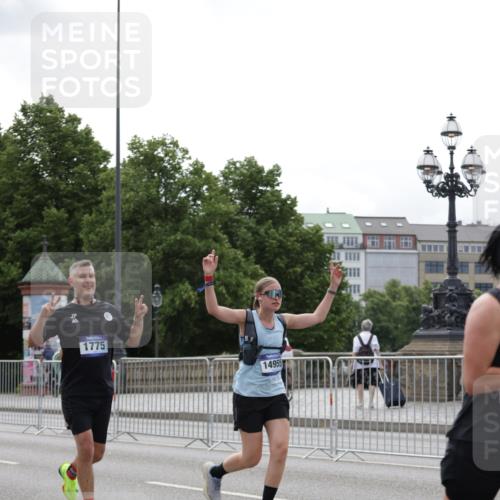 29.06.2025 - hella hamburg halbmarathon Jannik Wohlers http://msf.ph/oto/8286074 29.06.2025 10:35:39 Lombardsbrücke 1008, 1010, 1036, 1183, 1775, 1780, 2520, 2827, 2870, 3401, 3598, 3699, 3877, 3990, 4326, 4413, 4798, 5666, 6092, 6184, 6845, 6896, 7086, 7111, 7275, 8356, 8581, 8947, 9432, 9744, 10047, 10577, 11010, 11187, 11198, 11979, 12342, 12430, 12660, 12661, 13492, 13600, 13602, 13679, 14134, 14189, 14249, 14251, 14955, 15075, 15078, 15248, 15281, 15370, 15587, 15612, 15617, 15618, 15676, 15677, 15827, 15830, 15876, 16570, 16571, 17635, 18541 meine-sportfotos.de