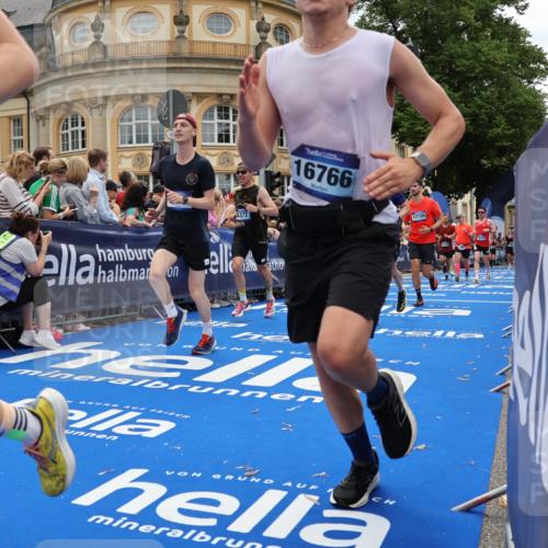 29.06.2025 - hella hamburg halbmarathon Strokosch-Dieckow http://msf.ph/oto/8286081 29.06.2025 10:48:02 Ziel 1086, 1604, 1613, 1914, 4324, 4528, 4601, 4711, 5022, 6377, 9544, 9626, 9638, 12706, 12724, 12747, 12808, 13570, 14192, 15333, 15973, 16094, 16149, 16269, 16766, 18206, 18922, 19198 meine-sportfotos.de