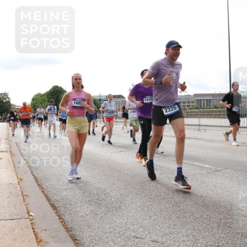 29.06.2025 - hella hamburg halbmarathon Lena Gebhardt http://msf.ph/oto/8286104 29.06.2025 10:20:52 Lombardsbrücke 9981, 169, 146, 14157, 2325, 660, 1011, 1266, 1471, 1658, 2053, 2101, 2325, 2383, 2478, 2834, 2923, 2945, 3161, 3247, 3453, 3733, 3781, 3813, 4082, 4154, 4166, 4288, 4350, 4422, 4754, 4869, 5041, 5061, 5181, 5625, 5767, 6275, 6308, 6608, 6951, 7131, 7228, 7608, 8113, 8588, 8724, 8726, 8940, 9005, 9011, 9108, 9236, 9722, 9981, 10050, 10350, 10585, 10602, 10613, 10647, 11100, 11145, 11603, 11835, 11995, 12175, 12694, 12844, 13057, 13508 meine-sportfotos.de