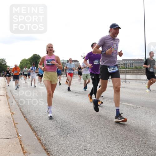 29.06.2025 - hella hamburg halbmarathon Lena Gebhardt http://msf.ph/oto/8286142 29.06.2025 10:20:53 Lombardsbrücke 169, 14610, 14157, 2325, 170, 1011, 1266, 1471, 1658, 2053, 2101, 2325, 2383, 2478, 2834, 2923, 2945, 2986, 3161, 3247, 3453, 3733, 3781, 3813, 4082, 4154, 4166, 4288, 4350, 4422, 4754, 4869, 5041, 5061, 5181, 5625, 5767, 6275, 6308, 6608, 6951, 7131, 7228, 7608, 8113, 8588, 8724, 8726, 8940, 9005, 9011, 9108, 9236, 9722, 9981, 10050, 10350, 10585, 10602, 10613, 10647, 11100, 11145, 11603, 11698, 11835, 11995, 12175, 12694, 12844, 13057, 13508 meine-sportfotos.de