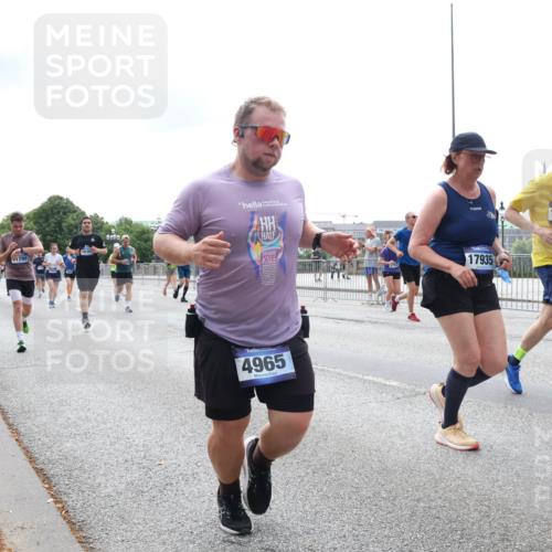 29.06.2025 - hella hamburg halbmarathon Lena Gebhardt http://msf.ph/oto/8286146 29.06.2025 10:35:37 Lombardsbrücke 17669, 1790, 17935, 4965, 1053, 34, 12, 1108, 1336, 1717, 1730, 1786, 1821, 2001, 2198, 2352, 2376, 2425, 2751, 2787, 2811, 2827, 3243, 3598, 3828, 3958, 3990, 4333, 4564, 4703, 4704, 4902, 4965, 5027, 5147, 5240, 5531, 5793, 6021, 6029, 6189, 6365, 6381, 6471, 6746, 6845, 6859, 6867, 7267, 7304, 7382, 7927, 8249, 8296, 8333, 8567, 9342, 9432, 9470, 9803, 9806, 9819, 10393, 10531, 10565, 10652, 11233, 11320, 11359, 11565, 11838, 11839, 11886, 12026, 12062, 12326, 12408 meine-sportfotos.de
