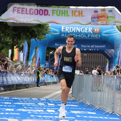 29.06.2025 - hella hamburg halbmarathon Strokosch-Dieckow http://msf.ph/oto/8286233 29.06.2025 10:21:07 Ziel 6530, 14717, 16120 meine-sportfotos.de
