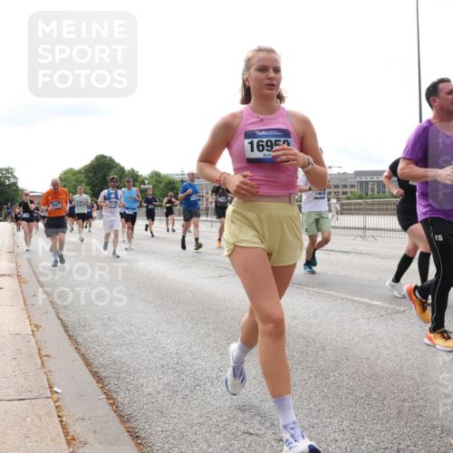 29.06.2025 - hella hamburg halbmarathon Lena Gebhardt http://msf.ph/oto/8286262 29.06.2025 10:20:53 Lombardsbrücke 1695, 14610, 157, 1011, 1266, 1471, 1658, 2053, 2101, 2325, 2383, 2478, 2834, 2923, 2945, 2986, 3161, 3247, 3453, 3733, 3781, 3813, 4082, 4154, 4166, 4288, 4350, 4422, 4754, 4869, 5041, 5061, 5181, 5625, 5767, 6275, 6308, 6608, 6951, 7131, 7228, 7608, 8113, 8588, 8724, 8726, 8940, 9005, 9011, 9108, 9236, 9722, 9981, 10050, 10350, 10585, 10602, 10613, 10647, 11100, 11145, 11603, 11698, 11835, 11995, 12175, 12694, 12844, 13057, 13508 meine-sportfotos.de