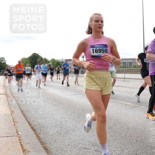 29.06.2025 - hella hamburg halbmarathon Lena Gebhardt http://msf.ph/oto/8286304 29.06.2025 10:20:53 Lombardsbrücke 8113, 16950, 186, 1011, 1266, 1471, 1658, 2053, 2101, 2325, 2383, 2478, 2834, 2923, 2945, 2986, 3161, 3247, 3453, 3733, 3781, 3813, 4082, 4154, 4166, 4288, 4350, 4422, 4754, 4869, 5041, 5061, 5181, 5625, 5767, 6275, 6308, 6608, 6951, 7131, 7228, 7608, 8113, 8588, 8724, 8726, 8940, 9005, 9011, 9108, 9236, 9722, 9981, 10050, 10350, 10585, 10602, 10613, 10647, 11100, 11145, 11603, 11698, 11835, 11995, 12175, 12694, 12844, 13057, 13508 meine-sportfotos.de