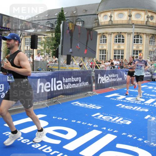 29.06.2025 - hella hamburg halbmarathon Michael Strokosch http://msf.ph/oto/8286344 29.06.2025 10:55:33 Ziel 1130, 2252, 2771, 4951, 5319, 6591, 6938, 8573, 11554, 12544, 12584, 13234, 13267, 14036, 14592, 16213, 16334, 16609, 17603 meine-sportfotos.de