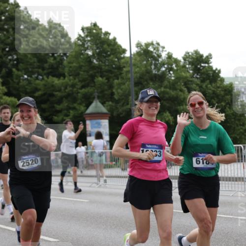 29.06.2025 - hella hamburg halbmarathon Jannik Wohlers http://msf.ph/oto/8286370 29.06.2025 10:35:41 Lombardsbrücke 1008, 1010, 1036, 1183, 1775, 1780, 2520, 2870, 3401, 3699, 3877, 3990, 4245, 4326, 4413, 4798, 5666, 6092, 6093, 6184, 6417, 6896, 7086, 7111, 7140, 7275, 7575, 7576, 8356, 8581, 8947, 9432, 9744, 9978, 10047, 10577, 11010, 11187, 11198, 11979, 12342, 12430, 12660, 12661, 13422, 13492, 13600, 13602, 13679, 14134, 14189, 14249, 14251, 14955, 15075, 15078, 15248, 15281, 15370, 15587, 15612, 15617, 15618, 15676, 15677, 15827, 15830, 15876, 16570, 16571, 17635, 18541 meine-sportfotos.de