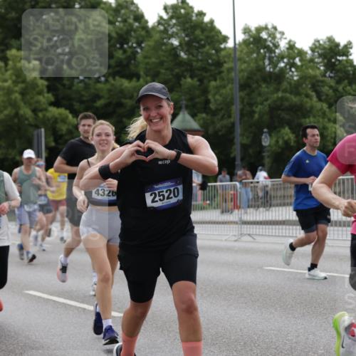 29.06.2025 - hella hamburg halbmarathon Jannik Wohlers http://msf.ph/oto/8286389 29.06.2025 10:35:41 Lombardsbrücke 1008, 1010, 1036, 1183, 1775, 1780, 2520, 2870, 3401, 3699, 3877, 3990, 4245, 4326, 4413, 4798, 5666, 6092, 6093, 6184, 6417, 6896, 7086, 7111, 7140, 7275, 7575, 7576, 8356, 8581, 8947, 9432, 9744, 9978, 10047, 10577, 11010, 11187, 11198, 11979, 12342, 12430, 12660, 12661, 13422, 13492, 13600, 13602, 13679, 14134, 14189, 14249, 14251, 14955, 15075, 15078, 15248, 15281, 15370, 15587, 15612, 15617, 15618, 15676, 15677, 15827, 15830, 15876, 16570, 16571, 17635, 18541 meine-sportfotos.de