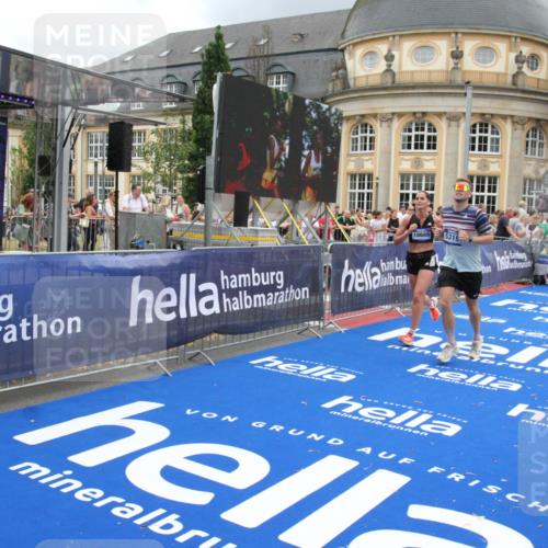 29.06.2025 - hella hamburg halbmarathon Michael Strokosch http://msf.ph/oto/8286395 29.06.2025 10:55:34 Ziel 2252, 2771, 4951, 5319, 6591, 8573, 11554, 11568, 12196, 12544, 12584, 13234, 13267, 14036, 14592, 16110, 16213, 16334, 16609, 17615 meine-sportfotos.de