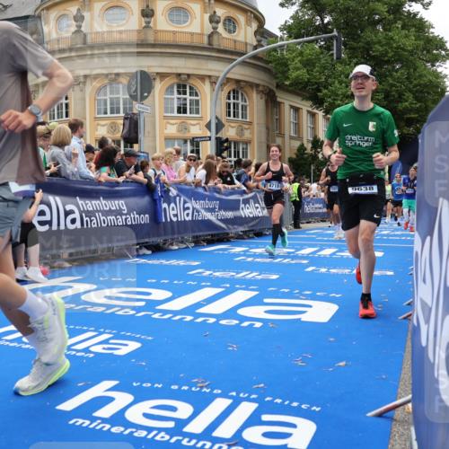 29.06.2025 - hella hamburg halbmarathon Strokosch-Dieckow http://msf.ph/oto/8286401 29.06.2025 10:48:08 Ziel 1086, 1914, 4324, 4711, 7599, 8916, 9544, 9626, 9638, 11211, 12685, 12706, 12724, 12747, 13570, 14192, 14797, 14814, 15590, 15629, 15973, 15981, 16094, 16149, 16269, 19127 meine-sportfotos.de
