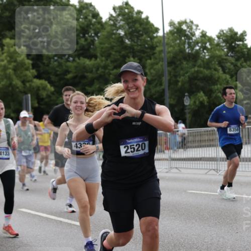 29.06.2025 - hella hamburg halbmarathon Jannik Wohlers http://msf.ph/oto/8286424 29.06.2025 10:35:41 Lombardsbrücke 1008, 1010, 1036, 1183, 1775, 1780, 2520, 2870, 3401, 3699, 3877, 3990, 4245, 4326, 4413, 4798, 5666, 6092, 6093, 6184, 6417, 6896, 7086, 7111, 7140, 7275, 7575, 7576, 8356, 8581, 8947, 9432, 9744, 9978, 10047, 10577, 11010, 11187, 11198, 11979, 12342, 12430, 12660, 12661, 13422, 13492, 13600, 13602, 13679, 14134, 14189, 14249, 14251, 14955, 15075, 15078, 15248, 15281, 15370, 15587, 15612, 15617, 15618, 15676, 15677, 15827, 15830, 15876, 16570, 16571, 17635, 18541 meine-sportfotos.de