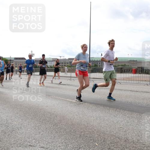 29.06.2025 - hella hamburg halbmarathon Lena Gebhardt http://msf.ph/oto/8286466 29.06.2025 10:20:54 Lombardsbrücke 9981, 8113, 11145, 14611, 1011, 1266, 1471, 1658, 2053, 2101, 2325, 2383, 2834, 2923, 2945, 2956, 2986, 3161, 3247, 3453, 3733, 3781, 3813, 4082, 4154, 4166, 4288, 4350, 4422, 4754, 4869, 5041, 5061, 5181, 5625, 5767, 6275, 6308, 6608, 6951, 7228, 7608, 8113, 8588, 8724, 8726, 8940, 9005, 9011, 9108, 9236, 9722, 9981, 10050, 10350, 10585, 10602, 10613, 10647, 11100, 11145, 11603, 11698, 11835, 11995, 12175, 12694, 12844, 13057, 13508 meine-sportfotos.de