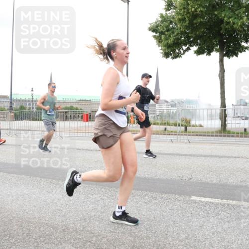 29.06.2025 - hella hamburg halbmarathon Lena Gebhardt http://msf.ph/oto/8286521 29.06.2025 10:55:25 Lombardsbrücke 639, 6396, 3157, 1013, 1616, 1873, 1917, 2090, 2452, 3115, 3157, 3244, 3274, 3577, 4039, 4628, 5040, 5222, 5483, 5487, 6395, 6396, 6944, 7219, 7238, 7548, 7680, 7766, 8403, 8519, 8527, 8626, 9614, 9618, 9857, 9858, 10094, 10109, 10458, 10559, 10593, 10686, 10885, 11109, 11737, 11788, 11908, 12147, 12148, 12695, 12902, 13098, 13230, 13548, 13979, 13980, 14515, 14727, 15152, 15160, 16385 meine-sportfotos.de