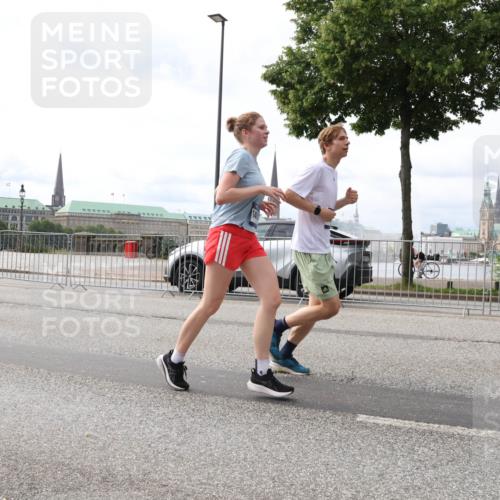 29.06.2025 - hella hamburg halbmarathon Lena Gebhardt http://msf.ph/oto/8286601 29.06.2025 10:20:55 Lombardsbrücke 1783, 1011, 1028, 1266, 1471, 1658, 2053, 2101, 2325, 2383, 2834, 2923, 2945, 2956, 2986, 3161, 3247, 3453, 3733, 3781, 3813, 4082, 4166, 4288, 4350, 4422, 4754, 4869, 5041, 5061, 5181, 5625, 5767, 6275, 6308, 6608, 6951, 7228, 7608, 8113, 8588, 8724, 8726, 8940, 9005, 9011, 9108, 9236, 9722, 9981, 10050, 10350, 10585, 10602, 10613, 10647, 11100, 11145, 11603, 11698, 11995, 12175, 12694, 12844, 13057, 13508 meine-sportfotos.de