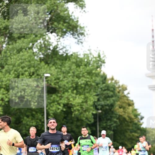 29.06.2025 - hella hamburg halbmarathon Dr. Thomas Lammeyer http://msf.ph/oto/8286610 29.06.2025 10:37:06 Kennedybrücke 1078, 1199, 1237, 1373, 1647, 1732, 1879, 2059, 2384, 2838, 2959, 3221, 3391, 3422, 3653, 3660, 3670, 3708, 4030, 4096, 4446, 4555, 5110, 5156, 5581, 6861, 7135, 7749, 7750, 8170, 8175, 8595, 8839, 9034, 9289, 9471, 9542, 9768, 9780, 9812, 10002, 10770 meine-sportfotos.de
