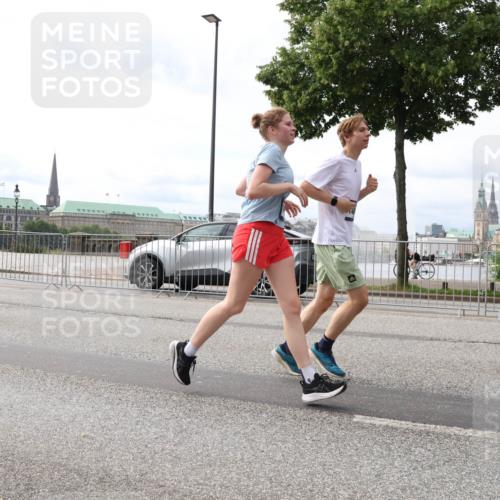 29.06.2025 - hella hamburg halbmarathon Lena Gebhardt http://msf.ph/oto/8286627 29.06.2025 10:20:55 Lombardsbrücke 1011, 1028, 1266, 1471, 1658, 2053, 2101, 2325, 2383, 2834, 2923, 2945, 2956, 2986, 3161, 3247, 3453, 3733, 3781, 3813, 4082, 4166, 4288, 4350, 4422, 4754, 4869, 5041, 5061, 5181, 5625, 5767, 6275, 6308, 6608, 6951, 7228, 7608, 8113, 8588, 8724, 8726, 8940, 9005, 9011, 9108, 9236, 9722, 9981, 10050, 10350, 10585, 10602, 10613, 10647, 11100, 11145, 11603, 11698, 11995, 12175, 12694, 12844, 13057, 13508 meine-sportfotos.de