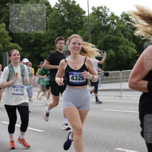 29.06.2025 - hella hamburg halbmarathon Jannik Wohlers http://msf.ph/oto/8286635 29.06.2025 10:35:42 Lombardsbrücke 1008, 1010, 1036, 1183, 1775, 1780, 1835, 2520, 2870, 3401, 3699, 3741, 3877, 4245, 4326, 4413, 4798, 4937, 5666, 6092, 6093, 6184, 6417, 6896, 7086, 7111, 7140, 7275, 7575, 7576, 8356, 8581, 8947, 9432, 9978, 10047, 10577, 11010, 11187, 11198, 11979, 12342, 12430, 12660, 12661, 13422, 13492, 13600, 13602, 13679, 14134, 14189, 14249, 14251, 14955, 15075, 15078, 15248, 15281, 15370, 15587, 15612, 15617, 15618, 15676, 15677, 15827, 15830, 15876, 16570, 16571, 17635 meine-sportfotos.de