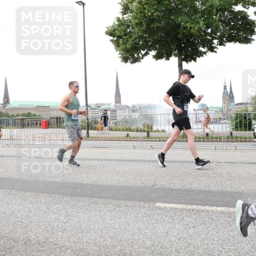 29.06.2025 - hella hamburg halbmarathon Lena Gebhardt http://msf.ph/oto/8286639 29.06.2025 10:55:26 Lombardsbrücke 6395, 0396, 3151, 1013, 1616, 1873, 1917, 2090, 2452, 3101, 3115, 3157, 3244, 3274, 3577, 4039, 4628, 5040, 5220, 5222, 5483, 5487, 5575, 6395, 6396, 6944, 7219, 7238, 7548, 7680, 7766, 8403, 8519, 8527, 8626, 9614, 9618, 9857, 9858, 9956, 10094, 10109, 10458, 10559, 10593, 10686, 10885, 11109, 11737, 11788, 11908, 12147, 12148, 12695, 12902, 13098, 13230, 13548, 13979, 13980, 14515, 14727, 15152, 15160, 16385 meine-sportfotos.de