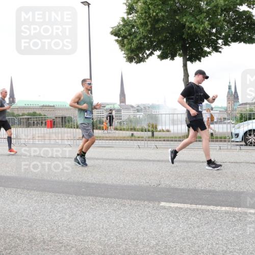 29.06.2025 - hella hamburg halbmarathon Lena Gebhardt http://msf.ph/oto/8286677 29.06.2025 10:55:26 Lombardsbrücke 098, 6395, 3157, 1013, 1616, 1873, 1917, 2090, 2452, 3101, 3115, 3157, 3244, 3274, 3577, 4039, 4628, 5040, 5220, 5222, 5483, 5487, 5575, 6395, 6396, 6944, 7219, 7238, 7548, 7680, 7766, 8403, 8519, 8527, 8626, 9614, 9618, 9857, 9858, 9956, 10094, 10109, 10458, 10559, 10593, 10686, 10885, 11109, 11737, 11788, 11908, 12147, 12148, 12695, 12902, 13098, 13230, 13548, 13979, 13980, 14515, 14727, 15152, 15160, 16385 meine-sportfotos.de