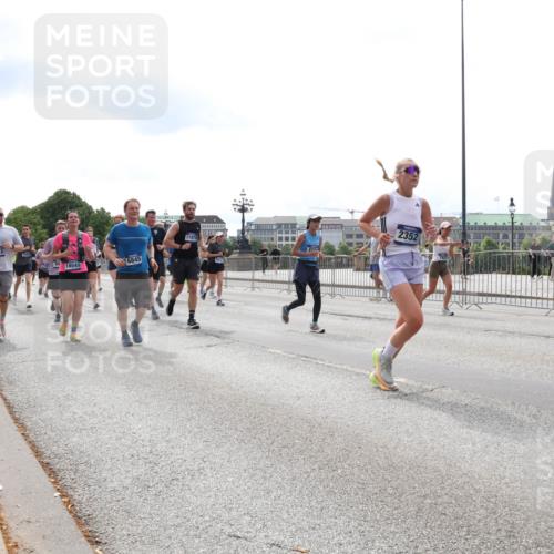 29.06.2025 - hella hamburg halbmarathon Lena Gebhardt http://msf.ph/oto/8286699 29.06.2025 10:35:58 Lombardsbrücke 101, 1008, 1010, 1036, 1108, 1183, 1336, 1730, 1775, 1780, 1786, 1835, 2352, 2425, 2520, 2787, 2811, 2827, 2870, 3243, 3401, 3598, 3699, 3741, 3877, 3990, 4245, 4326, 4333, 4413, 4798, 4902, 4937, 5147, 5240, 5666, 6021, 6092, 6093, 6184, 6381, 6417, 6746, 6845, 6867, 6896, 7086, 7111, 7140, 7275, 7304, 7382, 7575, 7576, 8333, 8356, 8581, 8947, 9342, 9432, 9470, 9803, 9806, 9819, 10652, 12026, 12408 meine-sportfotos.de