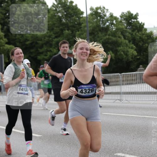 29.06.2025 - hella hamburg halbmarathon Jannik Wohlers http://msf.ph/oto/8286717 29.06.2025 10:35:42 Lombardsbrücke 1008, 1010, 1036, 1183, 1775, 1780, 1835, 2520, 2870, 3401, 3699, 3741, 3877, 4245, 4326, 4413, 4798, 4937, 5666, 6092, 6093, 6184, 6417, 6896, 7086, 7111, 7140, 7275, 7575, 7576, 8356, 8581, 8947, 9432, 9978, 10047, 10577, 11010, 11187, 11198, 11979, 12342, 12430, 12660, 12661, 13422, 13492, 13600, 13602, 13679, 14134, 14189, 14249, 14251, 14955, 15075, 15078, 15248, 15281, 15370, 15587, 15612, 15617, 15618, 15676, 15677, 15827, 15830, 15876, 16570, 16571, 17635 meine-sportfotos.de