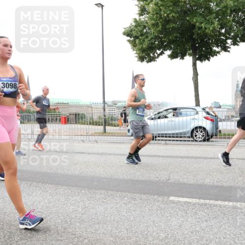 29.06.2025 - hella hamburg halbmarathon Lena Gebhardt http://msf.ph/oto/8286772 29.06.2025 10:55:27 Lombardsbrücke 3098, 15160, 3157, 1013, 1616, 1873, 1917, 2090, 2452, 3101, 3115, 3157, 3244, 3274, 3577, 4039, 4628, 5040, 5220, 5222, 5483, 5487, 5575, 6395, 6396, 6944, 7219, 7238, 7548, 7680, 7766, 8403, 8519, 8527, 8626, 8648, 9614, 9618, 9857, 9858, 9956, 10094, 10109, 10458, 10559, 10593, 10686, 10885, 11109, 11737, 11788, 11908, 12147, 12148, 12695, 12902, 13098, 13230, 13548, 14515, 14727, 15152, 15160, 16385 meine-sportfotos.de