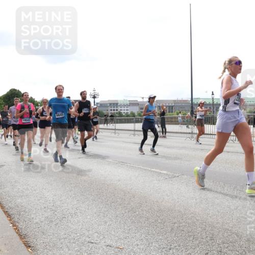 29.06.2025 - hella hamburg halbmarathon Lena Gebhardt http://msf.ph/oto/8286789 29.06.2025 10:35:58 Lombardsbrücke 11979, 186, 4413, 6845, 1947, 18541, 1008, 1010, 1036, 1108, 1183, 1336, 1730, 1775, 1780, 1786, 1835, 2352, 2425, 2520, 2787, 2811, 2827, 2870, 3243, 3401, 3598, 3699, 3741, 3877, 3990, 4245, 4326, 4333, 4413, 4798, 4902, 4937, 5147, 5240, 5666, 6021, 6092, 6093, 6184, 6381, 6417, 6746, 6845, 6867, 6896, 7086, 7111, 7140, 7275, 7304, 7382, 7575, 7576, 8333, 8356, 8581, 8947, 9342, 9432, 9470, 9803, 9806, 9819, 10652, 12026, 12408 meine-sportfotos.de
