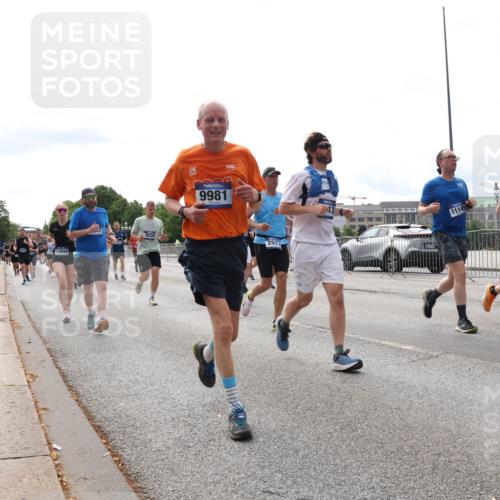 29.06.2025 - hella hamburg halbmarathon Lena Gebhardt http://msf.ph/oto/8286801 29.06.2025 10:20:56 Lombardsbrücke 12844, 20, 9981, 2923, 11145, 1783, 1011, 1028, 1266, 1471, 1658, 2053, 2101, 2325, 2383, 2834, 2923, 2945, 2956, 2986, 3161, 3247, 3453, 3733, 3781, 3813, 4082, 4166, 4288, 4350, 4422, 4754, 4869, 5041, 5061, 5181, 5625, 5767, 6275, 6308, 6608, 7228, 7608, 8113, 8724, 8726, 8940, 9005, 9011, 9108, 9236, 9501, 9722, 9981, 10050, 10350, 10585, 10602, 10613, 10647, 11100, 11145, 11603, 11698, 11995, 12175, 12694, 12844, 13057, 13508 meine-sportfotos.de