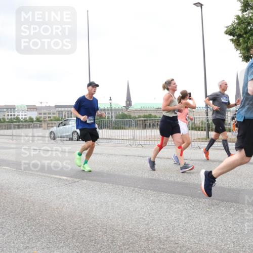 29.06.2025 - hella hamburg halbmarathon Lena Gebhardt http://msf.ph/oto/8286932 29.06.2025 10:55:27 Lombardsbrücke 17019, 16533, 15160, 1013, 1616, 1873, 1917, 2090, 2452, 3101, 3115, 3157, 3244, 3274, 3577, 4039, 4628, 5040, 5220, 5222, 5483, 5487, 5575, 6395, 6396, 6944, 7219, 7238, 7548, 7680, 7766, 8403, 8519, 8527, 8626, 8648, 9614, 9618, 9857, 9858, 9956, 10094, 10109, 10458, 10559, 10593, 10686, 10885, 11109, 11737, 11788, 11908, 12147, 12148, 12695, 12902, 13098, 13230, 13548, 14515, 14727, 15152, 15160, 16385 meine-sportfotos.de