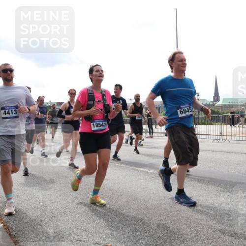29.06.2025 - hella hamburg halbmarathon Lena Gebhardt http://msf.ph/oto/8286944 29.06.2025 10:36:00 Lombardsbrücke 2001, 4413, 18541, 15612, 6845, 97, 1008, 1010, 1036, 1108, 1183, 1336, 1730, 1775, 1780, 1786, 1835, 2352, 2425, 2520, 2787, 2811, 2827, 2870, 3243, 3401, 3598, 3699, 3741, 3877, 3990, 4245, 4326, 4413, 4798, 4902, 4937, 5147, 5246, 5666, 6021, 6092, 6093, 6184, 6381, 6417, 6845, 6867, 6896, 7086, 7111, 7140, 7275, 7304, 7382, 7575, 7576, 8333, 8356, 8581, 8947, 9342, 9432, 9803, 9806, 9819, 10652, 12026, 12408 meine-sportfotos.de