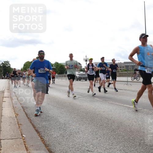 29.06.2025 - hella hamburg halbmarathon Lena Gebhardt http://msf.ph/oto/8286966 29.06.2025 10:20:57 Lombardsbrücke 3247, 9236, 9011, 18141, 2922, 1011, 1028, 1266, 1471, 1658, 2053, 2101, 2325, 2383, 2834, 2923, 2945, 2956, 2986, 3161, 3247, 3453, 3733, 3781, 3813, 4082, 4166, 4288, 4350, 4422, 4754, 4869, 5041, 5061, 5181, 5625, 5767, 6275, 6308, 6608, 7228, 7608, 8113, 8724, 8726, 8940, 9005, 9011, 9108, 9236, 9501, 9722, 9981, 10050, 10350, 10585, 10602, 11100, 11145, 11698, 11995, 12175, 12694, 12844, 13057, 13508 meine-sportfotos.de
