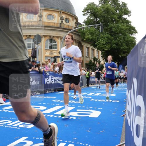 29.06.2025 - hella hamburg halbmarathon Strokosch-Dieckow http://msf.ph/oto/8286972 29.06.2025 10:48:18 Ziel 1537, 3747, 5129, 5362, 5528, 6081, 6923, 7367, 7599, 8216, 8916, 9262, 9770, 11211, 11467, 12549, 12685, 14797, 14814, 15590, 15629, 15735, 15981, 17745, 17982, 18790, 18923, 18963, 19127 meine-sportfotos.de