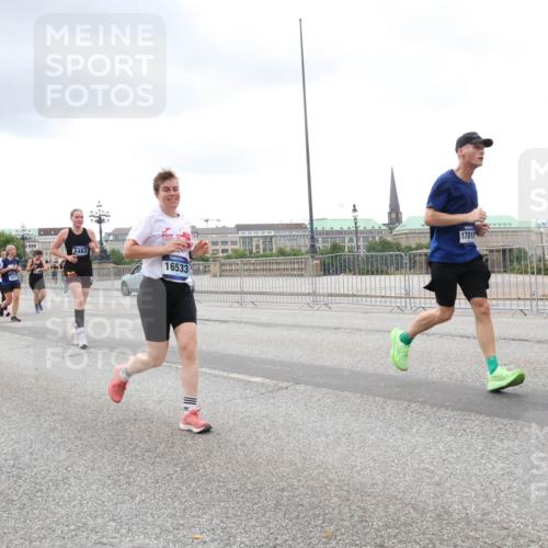 29.06.2025 - hella hamburg halbmarathon Lena Gebhardt http://msf.ph/oto/8286979 29.06.2025 10:55:28 Lombardsbrücke 5483, 16533, 17019, 1013, 1616, 1873, 1917, 2090, 2452, 3101, 3115, 3157, 3244, 3274, 3577, 4039, 4628, 5040, 5220, 5222, 5483, 5487, 5575, 6395, 6396, 6944, 7219, 7238, 7548, 7680, 7766, 8403, 8519, 8527, 8626, 8648, 9614, 9618, 9857, 9858, 9956, 10094, 10436, 10438, 10458, 10559, 10593, 10686, 10885, 11109, 11737, 11788, 11908, 12147, 12148, 12695, 12902, 13098, 13230, 13548, 14515, 14727, 15152, 15160, 16385 meine-sportfotos.de