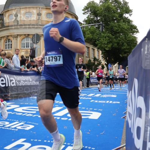 29.06.2025 - hella hamburg halbmarathon Strokosch-Dieckow http://msf.ph/oto/8286998 29.06.2025 10:48:19 Ziel 1537, 3747, 5129, 5362, 5528, 6081, 6923, 7367, 7599, 8216, 8916, 9262, 9770, 11211, 11467, 12549, 12840, 14797, 15629, 15735, 17745, 17855, 17982, 18790, 18923, 18963, 19127 meine-sportfotos.de