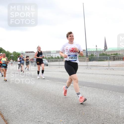29.06.2025 - hella hamburg halbmarathon Lena Gebhardt http://msf.ph/oto/8287073 29.06.2025 10:55:28 Lombardsbrücke 1915, 16533, 1013, 1616, 1873, 1917, 2090, 2452, 3101, 3115, 3157, 3244, 3274, 3577, 4039, 4628, 5040, 5220, 5222, 5483, 5487, 5575, 6395, 6396, 6944, 7219, 7238, 7548, 7680, 7766, 8403, 8519, 8527, 8626, 8648, 9614, 9618, 9857, 9858, 9956, 10094, 10436, 10438, 10458, 10559, 10593, 10686, 10885, 11109, 11737, 11788, 11908, 12147, 12148, 12695, 12902, 13098, 13230, 13548, 14515, 14727, 15152, 15160, 16385 meine-sportfotos.de