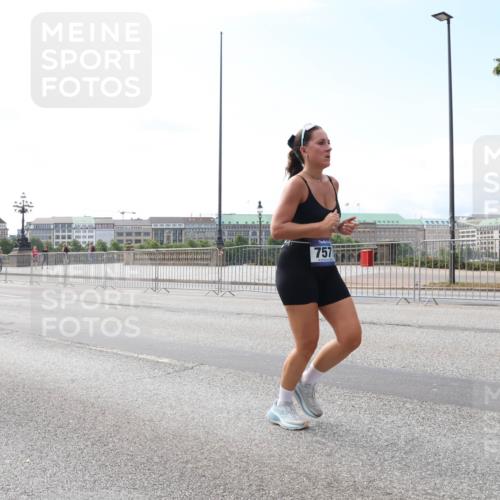 29.06.2025 - hella hamburg halbmarathon Lena Gebhardt http://msf.ph/oto/8287077 29.06.2025 10:11:47 Lombardsbrücke 1328, 1531, 1866, 1992, 3363, 4227, 5379, 5605, 7571, 8115, 8368, 8807, 8810, 9191, 9428, 10042, 10372, 10409, 10428, 11321, 11507, 11537, 11581, 11755, 11917, 12286, 12473, 13171, 13177, 13203, 13542, 13939, 13958, 14008, 14384, 15797, 15945, 16976, 17080, 17638, 17774, 17787, 17866, 18261, 18278, 18382, 18395, 18655, 19172 meine-sportfotos.de