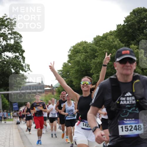 29.06.2025 - hella hamburg halbmarathon Jannik Wohlers http://msf.ph/oto/8287095 29.06.2025 10:35:44 Lombardsbrücke 1008, 1010, 1036, 1183, 1775, 1780, 1835, 2520, 2870, 3401, 3699, 3741, 3877, 4245, 4326, 4798, 4937, 5246, 5666, 6092, 6093, 6184, 6417, 6896, 7086, 7111, 7140, 7275, 7575, 7576, 8356, 8581, 8947, 9978, 10146, 10577, 11010, 11187, 11198, 11979, 12342, 12343, 12660, 12661, 13422, 13492, 13600, 13602, 13679, 14134, 14189, 14249, 14251, 14955, 15075, 15078, 15248, 15370, 15587, 15612, 15617, 15618, 15676, 15677, 15827, 15830, 15876, 16570, 16571, 17635 meine-sportfotos.de