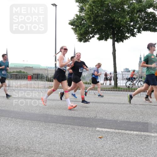 29.06.2025 - hella hamburg halbmarathon Lena Gebhardt http://msf.ph/oto/8287118 29.06.2025 10:46:37 Lombardsbrücke 1363, 1371, 1375, 1429, 1465, 1532, 1608, 1720, 1837, 1999, 2162, 2320, 2500, 2697, 3277, 3406, 3407, 3410, 3469, 3734, 3823, 4119, 4202, 4296, 4342, 4355, 4448, 4604, 5697, 5700, 5854, 6068, 6124, 6161, 6740, 7303, 7364, 7368, 7374, 7412, 7767, 7827, 7960, 7983, 8047, 8477, 8551, 8553, 8700, 9129, 9337, 9445, 9691, 10153, 10230, 11361, 11910, 12298, 12333, 12507, 12522, 13969, 14261, 15852, 16882, 16987 meine-sportfotos.de