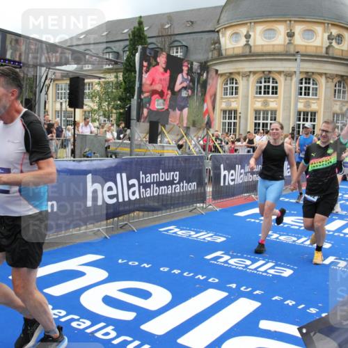 29.06.2025 - hella hamburg halbmarathon Michael Strokosch http://msf.ph/oto/8287123 29.06.2025 10:55:42 Ziel 1120, 1143, 1834, 2955, 2982, 3037, 4897, 6924, 8255, 8573, 8618, 10212, 11039, 11568, 12196, 12483, 12515, 14909, 15896, 16110, 17615, 18064, 18190 meine-sportfotos.de