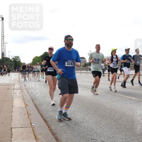 29.06.2025 - hella hamburg halbmarathon Lena Gebhardt http://msf.ph/oto/8287127 29.06.2025 10:20:58 Lombardsbrücke 12844, 3247, 9236, 011, 18141, 1011, 1028, 1266, 1471, 1658, 2053, 2101, 2325, 2383, 2834, 2923, 2945, 2956, 2986, 3161, 3247, 3453, 3733, 3781, 3813, 4082, 4166, 4288, 4350, 4422, 4754, 4869, 5041, 5061, 5181, 5625, 5767, 6275, 6308, 6608, 7228, 7608, 8113, 8724, 8726, 8940, 9005, 9011, 9108, 9236, 9501, 9981, 10050, 10350, 10585, 10602, 11100, 11145, 11698, 11995, 12175, 12694, 12844, 13057, 13508 meine-sportfotos.de