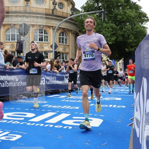 29.06.2025 - hella hamburg halbmarathon Strokosch-Dieckow http://msf.ph/oto/8287130 29.06.2025 10:48:22 Ziel 1537, 3747, 5129, 5362, 5528, 6081, 6923, 7367, 8216, 9262, 9770, 11451, 11467, 12149, 12549, 12690, 12840, 13962, 14033, 14797, 14990, 15735, 17395, 17745, 17855, 17982, 18790, 18923, 18963 meine-sportfotos.de