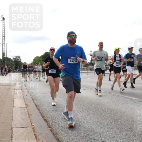 29.06.2025 - hella hamburg halbmarathon Lena Gebhardt http://msf.ph/oto/8287156 29.06.2025 10:20:58 Lombardsbrücke 12844, 3247, 9236, 9011, 18141, 9005, 11, 1011, 1028, 1266, 1471, 1658, 2053, 2101, 2325, 2383, 2834, 2923, 2945, 2956, 2986, 3161, 3247, 3453, 3733, 3781, 3813, 4082, 4166, 4288, 4350, 4422, 4754, 4869, 5041, 5061, 5181, 5625, 5767, 6275, 6308, 6608, 7228, 7608, 8113, 8724, 8726, 8940, 9005, 9011, 9108, 9236, 9501, 9981, 10050, 10350, 10585, 10602, 11100, 11145, 11698, 11995, 12175, 12694, 12844, 13057, 13508 meine-sportfotos.de