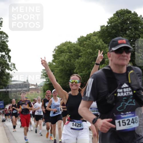 29.06.2025 - hella hamburg halbmarathon Jannik Wohlers http://msf.ph/oto/8287183 29.06.2025 10:35:44 Lombardsbrücke 1008, 1010, 1036, 1183, 1775, 1780, 1835, 2520, 2870, 3401, 3699, 3741, 3877, 4245, 4326, 4798, 4937, 5246, 5666, 6092, 6093, 6184, 6417, 6896, 7086, 7111, 7140, 7275, 7575, 7576, 8356, 8581, 8947, 9978, 10146, 10577, 11010, 11187, 11198, 11979, 12342, 12343, 12660, 12661, 13422, 13492, 13600, 13602, 13679, 14134, 14189, 14249, 14251, 14955, 15075, 15078, 15248, 15370, 15587, 15612, 15617, 15618, 15676, 15677, 15827, 15830, 15876, 16570, 16571, 17635 meine-sportfotos.de