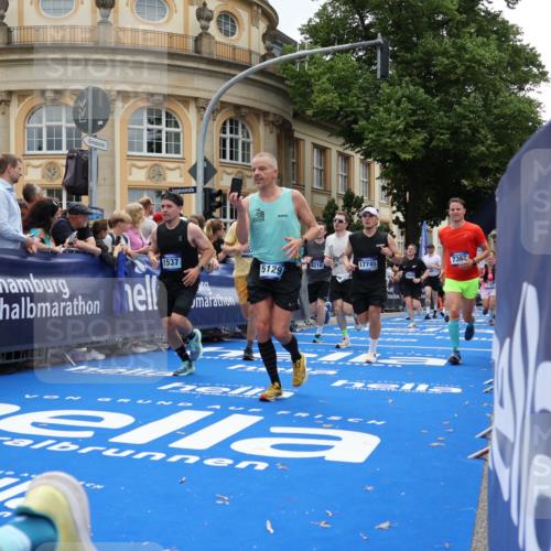 29.06.2025 - hella hamburg halbmarathon Strokosch-Dieckow http://msf.ph/oto/8287189 29.06.2025 10:48:22 Ziel 1537, 3747, 5129, 5362, 5528, 6081, 6923, 7367, 8216, 9262, 9770, 11451, 11467, 12149, 12549, 12690, 12840, 13962, 14033, 14797, 14990, 15735, 17395, 17745, 17855, 17982, 18790, 18923, 18963 meine-sportfotos.de