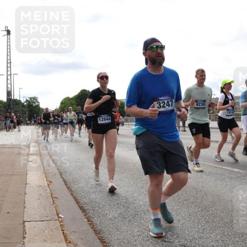 29.06.2025 - hella hamburg halbmarathon Lena Gebhardt http://msf.ph/oto/8287190 29.06.2025 10:20:58 Lombardsbrücke 12844, 3247, 9236, 18141, 9011, 1011, 1028, 1266, 1471, 1658, 2053, 2101, 2325, 2383, 2834, 2923, 2945, 2956, 2986, 3161, 3247, 3453, 3733, 3781, 3813, 4082, 4166, 4288, 4350, 4422, 4754, 4869, 5041, 5061, 5181, 5625, 5767, 6275, 6308, 6608, 7228, 7608, 8113, 8724, 8726, 8940, 9005, 9011, 9108, 9236, 9501, 9981, 10050, 10350, 10585, 10602, 11100, 11145, 11698, 11995, 12175, 12694, 12844, 13057, 13508 meine-sportfotos.de